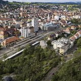 Les travaux de déblaiement des matériaux et de réparation des infrastructures se poursuivent mardi à La Chaux-de-Fonds, après le passage la veille d'un orage supercellulaire sur la ville.